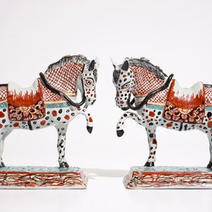 Une paire de chevaux en faïence de Delft polychrome petit feu, 18ème — photo 4