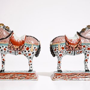 Une paire de chevaux en faïence de Delft polychrome petit feu, 18ème — photo 6