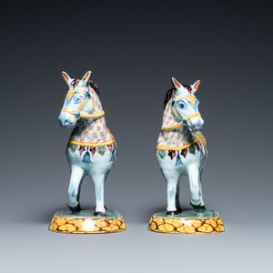 Une paire de chevaux en faïence polychrome de Delft, 18ème — photo 3