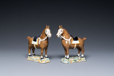 Une paire de chevaux en faïence polychrome de Delft, 18ème