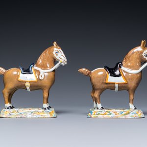 Une paire de chevaux en faïence polychrome de Delft, 18ème — photo 4