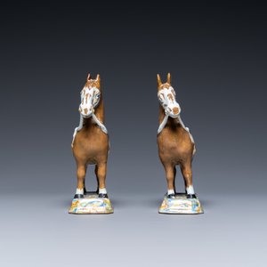 Une paire de chevaux en faïence polychrome de Delft, 18ème — photo 5