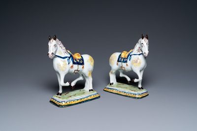 Une paire de chevaux en faïence polychrome de Delft, 18ème