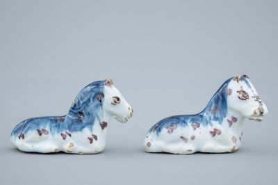 Une paire de chevaux miniatures en faïence de Delft polychrome, 18ème
