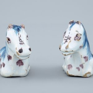 Une paire de chevaux miniatures en faïence de Delft polychrome, 18ème — photo 6