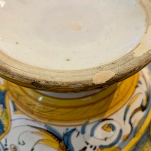 Une paire de chevrettes armoriées en majolique italienne, Deruta ou Ombrie, 17ème — photo 12