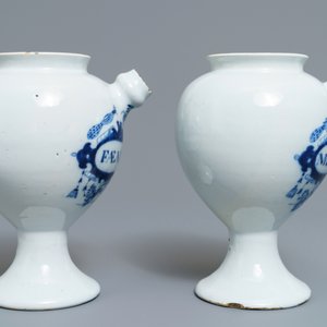 Une paire de chevrettes en faïence de Delft bleu et blanc, 18ème — photo 3