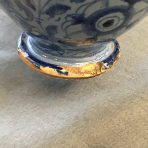 Une paire de chevrettes en majolique italienne à fond bleu berettino, Venise ou Rome, datées 1592 — photo 11