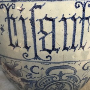 Une paire de chevrettes en majolique italienne à fond bleu berettino, Venise ou Rome, datées 1592 — photo 12