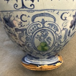 Une paire de chevrettes en majolique italienne à fond bleu berettino, Venise ou Rome, datées 1592 — photo 13