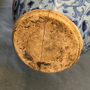 Une paire de chevrettes en majolique italienne à fond bleu berettino, Venise ou Rome, datées 1592 — photo 14
