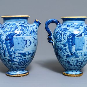 Une paire de chevrettes en majolique italienne à fond bleu berettino, Venise ou Rome, datées 1592 — photo 2