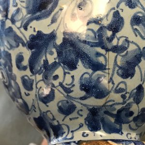 Une paire de chevrettes en majolique italienne à fond bleu berettino, Venise ou Rome, datées 1592 — photo 29
