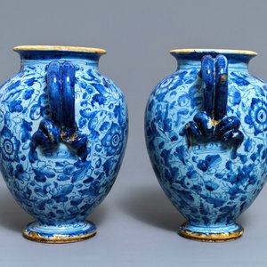 Une paire de chevrettes en majolique italienne à fond bleu berettino, Venise ou Rome, datées 1592 — photo 5