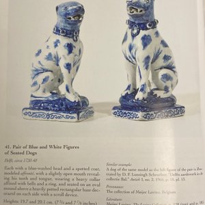 Une paire de chiens assis en faïence de Delft en bleu et blanc, 18ème — photo 8