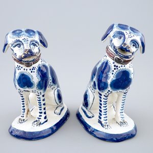 Une paire de chiens datés en faïence de Harlingen, la Frise, 1752 — photo 1