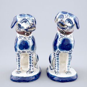 Une paire de chiens datés en faïence de Harlingen, la Frise, 1752 — photo 2