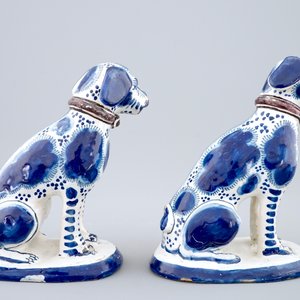 Une paire de chiens datés en faïence de Harlingen, la Frise, 1752 — photo 3