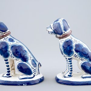 Une paire de chiens datés en faïence de Harlingen, la Frise, 1752 — photo 5