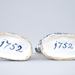 Une paire de chiens datés en faïence de Harlingen, la Frise, 1752 — photo 6