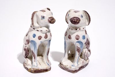 Une paire de chiens en faïence de Bruxelles en bleu et manganèse, 18ème
