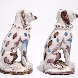 Une paire de chiens en faïence de Bruxelles en bleu et manganèse, 18ème — photo 3