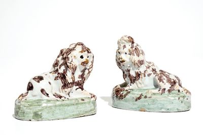 Une paire de chiens en faïence de Bruxelles polychrome, 18ème