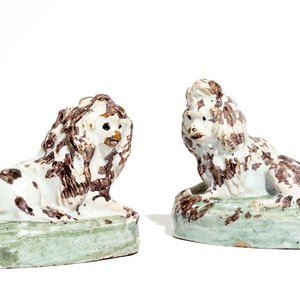 Une paire de chiens en faïence de Bruxelles polychrome, 18ème — photo 1