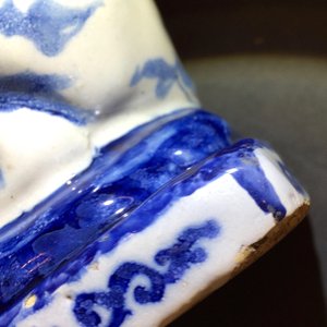 Une paire de chiens en faïence de Delft bleu et blanc, 1ère moitié du 18ème — photo 12