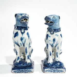Une paire de chiens en faïence de Delft bleu et blanc, 1ère moitié du 18ème — photo 2