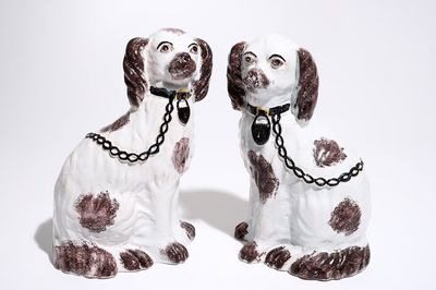 Une paire de chiens en faïence de style Staffordshire, prob. France, 18/19ème