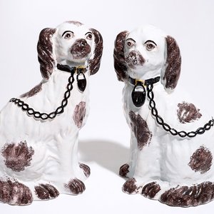 Une paire de chiens en faïence de style Staffordshire, prob. France, 18/19ème — photo 1