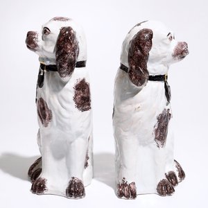 Une paire de chiens en faïence de style Staffordshire, prob. France, 18/19ème — photo 3