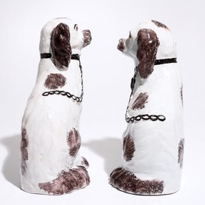 Une paire de chiens en faïence de style Staffordshire, prob. France, 18/19ème — photo 5