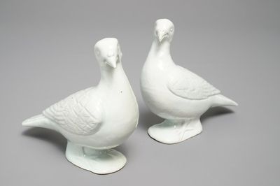 Une paire de colombes en porcelaine blanc de Chine, 18/19ème