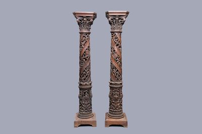 Une paire de colonnes ajourées en chêne aux chapiteaux corinthiens, 17ème