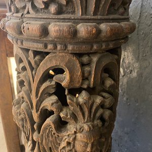 Une paire de colonnes ajourées en chêne aux chapiteaux corinthiens, 17ème — photo 37