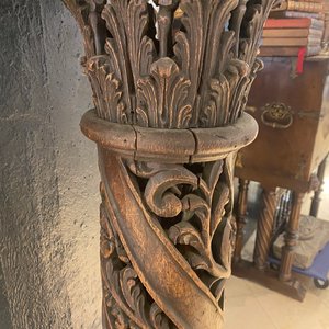 Une paire de colonnes ajourées en chêne aux chapiteaux corinthiens, 17ème — photo 42