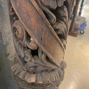 Une paire de colonnes ajourées en chêne aux chapiteaux corinthiens, 17ème — photo 46