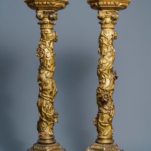 Une paire de colonnes en bois sculpté et doré aux chapiteaux ioniques, guirlandes et pattes de lions, Italie, 18ème — photo 2