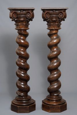 Une paire de colonnes en chêne aux chapiteaux corinthiens, 18ème