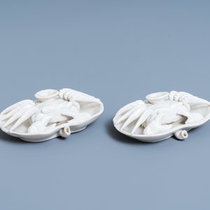 Une paire de compte-gouttes en forme de crabe en porcelaine blanc de Chine de Dehua, Kangxi — photo 1