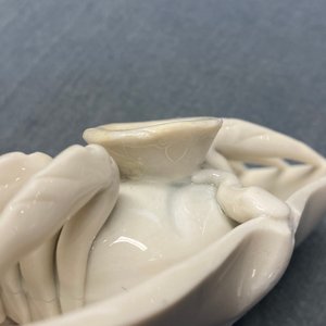 Une paire de compte-gouttes en forme de crabe en porcelaine blanc de Chine de Dehua, Kangxi — photo 13