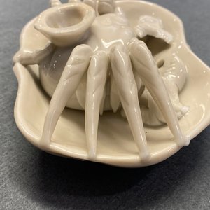 Une paire de compte-gouttes en forme de crabe en porcelaine blanc de Chine de Dehua, Kangxi — photo 18