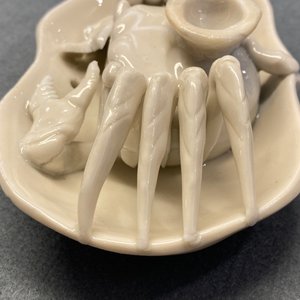Une paire de compte-gouttes en forme de crabe en porcelaine blanc de Chine de Dehua, Kangxi — photo 19