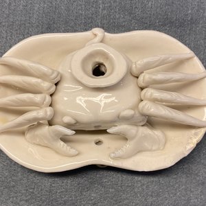 Une paire de compte-gouttes en forme de crabe en porcelaine blanc de Chine de Dehua, Kangxi — photo 20
