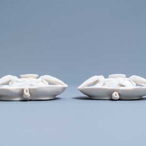 Une paire de compte-gouttes en forme de crabe en porcelaine blanc de Chine de Dehua, Kangxi — photo 2