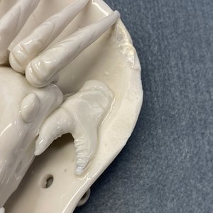 Une paire de compte-gouttes en forme de crabe en porcelaine blanc de Chine de Dehua, Kangxi — photo 21