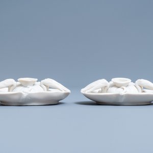 Une paire de compte-gouttes en forme de crabe en porcelaine blanc de Chine de Dehua, Kangxi — photo 4