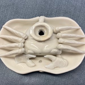 Une paire de compte-gouttes en forme de crabe en porcelaine blanc de Chine de Dehua, Kangxi — photo 10